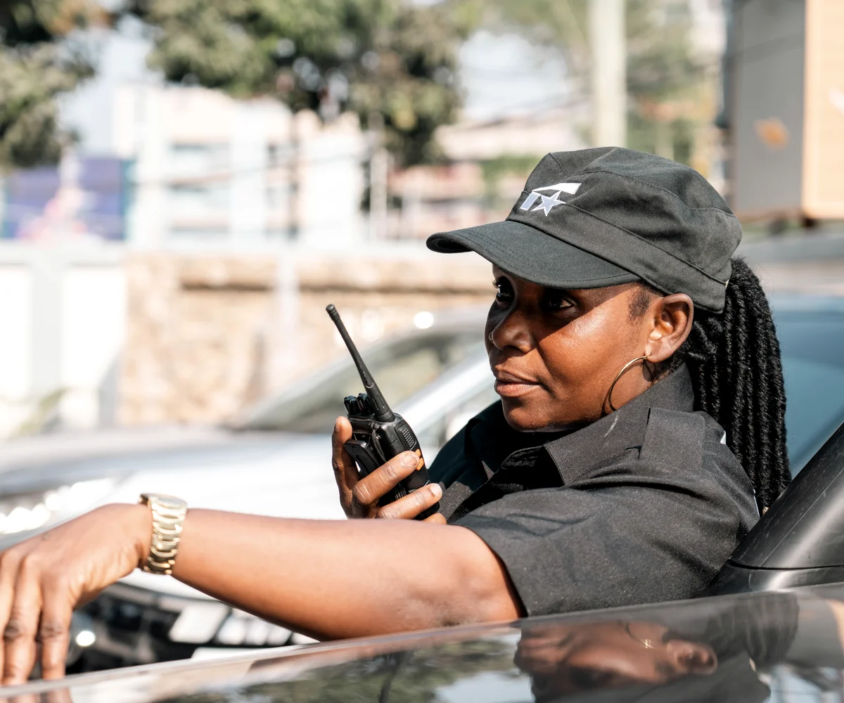 Agente Falcon Security coordonnant une intervention par radio